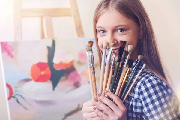 Talentosa jovem mostrando seu conjunto de pincéis de pintura — Fotografia de Stock