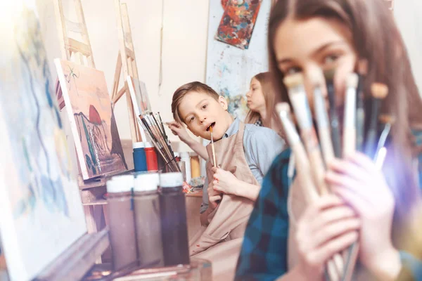 Niños divirtiéndose mientras trabajan arte en estudio — Foto de Stock