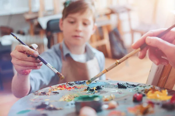 Palette boya karıştırma çocuk bakmak kadar ölçekli — Stok fotoğraf