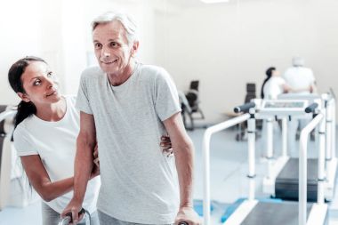 Onun güzel eğitmen ile egzersiz dinç Boomer