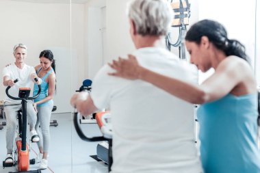 Joyful aynanın önünde eğitim adam yaşlı