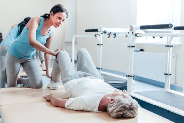 Mutlu eski engelliler eğitim eğitmen bacak mucsles adamın