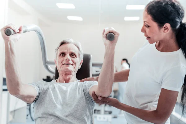 精力充沛的老人在健身房锻炼 — 图库照片