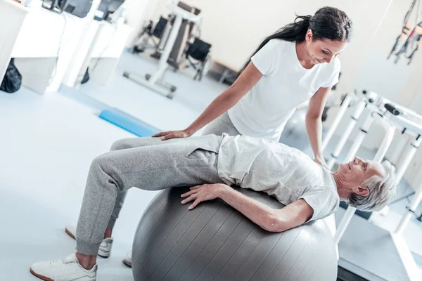 Glada tränare hjälpa sin patient motion — Stockfoto