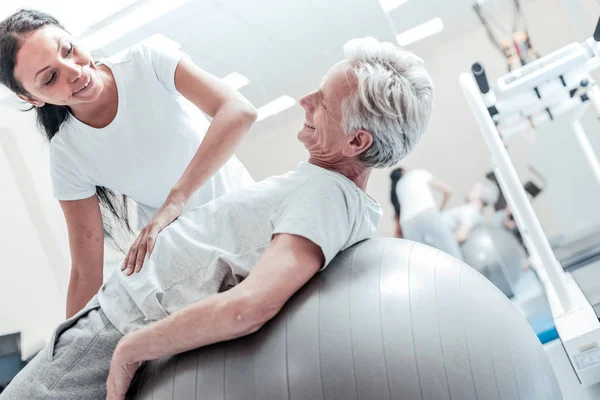 Glückliches Baby-Boomer-Training mit fröhlicher Frau — Stockfoto