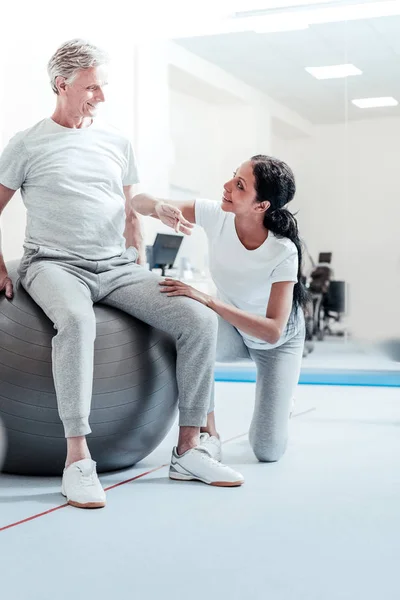 Allarme donna mostrando un vecchio come esercitare — Foto Stock