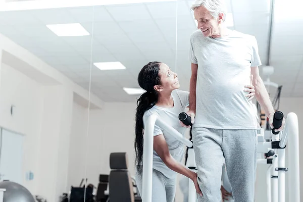 Allenamento gioioso uomo anziano con una bella donna — Foto Stock