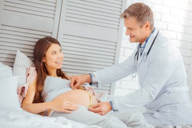 Dost doktor hamile kadının yumru ölçme