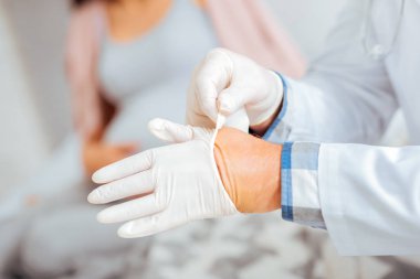 Görünüm eldiven koyarak çocuk doktoru olarak ölçeklendirilmiş