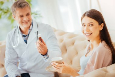 Doktor vitamin ışınlama hamile kadın için veriyor