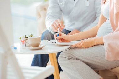 Hamile kadın Kliniği'nde notlar alarak yakın çekim