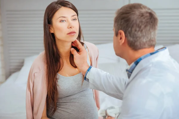 Vacker gravid kvinna besöker läkare — Stockfoto