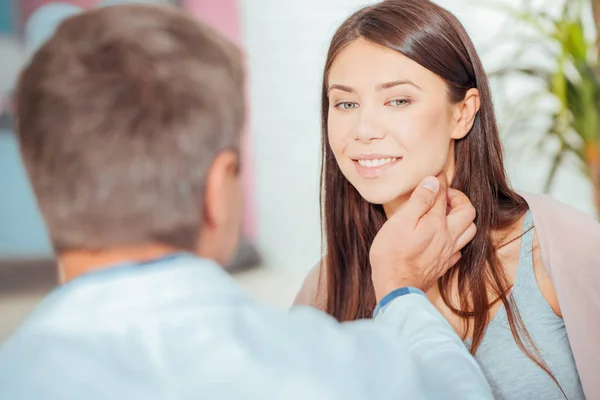 Medico maturo che parla con una paziente donna — Foto Stock