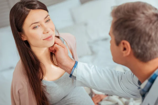 Kinderarzt überprüft Lymphknoten der werdenden Mutter — Stockfoto
