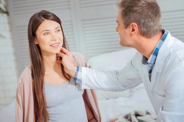 Gelukkig zwangere dame glimlachen tijdens afspraak bij kliniek — Stockfoto