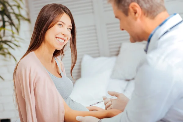 Donna di mentalità positiva sorridente durante la vaccinazione — Foto Stock