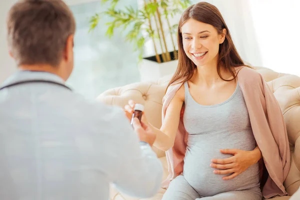 Mãe grávida radiante recebendo medicação prescrita — Fotografia de Stock