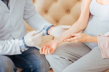 Oturma ve enjeksiyon yapma konsantre sorumlu doktor.