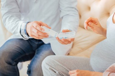 Oturma ve hapları vermeye güvenilir nitelikli sağlık görevlisi.