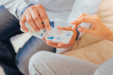 Holding ve hapları vermeye hoş yetenekli doktor.