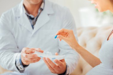 Paketi tutarak ve istişare sahip sorumlu konsantre doktor.