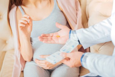 Bir hap almaktan ve mide dokunmadan oldukça hamile kadın.