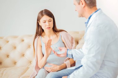 Protesto ve gesticulating ciddi hamile kadın.