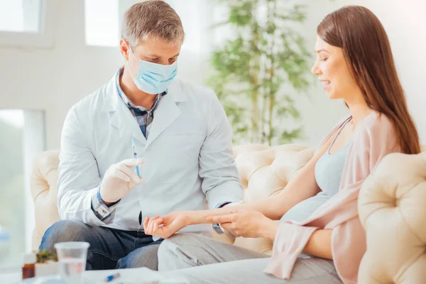 Calm responsible doctor preparing for injection and holding the syringe. — Stock Photo, Image