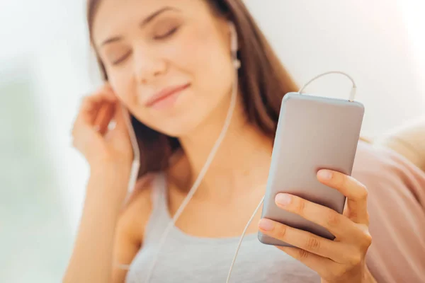 Satisfied pretty woman listening to music and closing eyes. — Stock Photo, Image