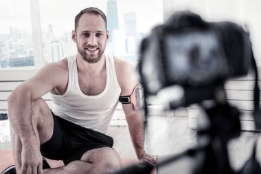 Yakışıklı erkek blogger video kayıt