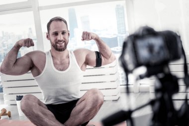 Spor sonuçları gösterilen enerjik erkek blogger