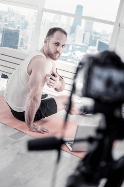 Erkek blogger pazı dokunmadan konsantre