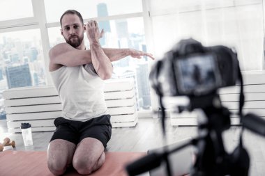 Isınma kadar düşünceli erkek blogger