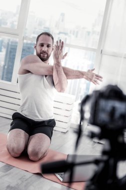 Erkek blogger için eğitim germe odaklı