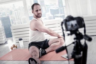 Yaratıcı erkek blogger kayıt için hazırlanıyor