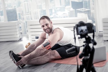 Kamera için olumlu erkek blogger eğitim