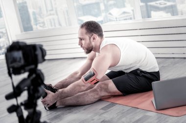 Önce eğitim devrilme yorgun erkek blogger