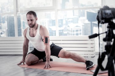 Erkek blogger için eğitim hazır getting konsantre