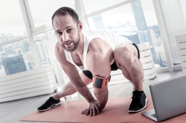 Vücudu iyileştirilmesi ilham hoş sporcu