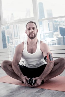 Çekici sporcu meditasyon için hazırlanıyor