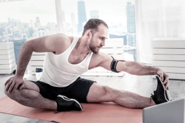 Spor için gidiş içinde konsantre güçlü sporcu