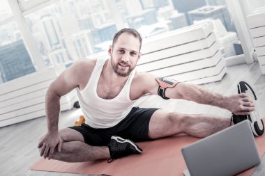 Memnun yakışıklı sporcu alma egzersizleri