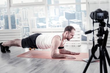 Erkek blogger onun bilgi aktarma odaklı