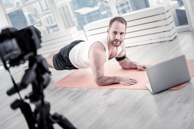 Tahta memnun erkek blogger ayakta