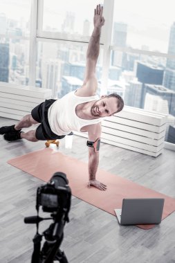 Yan tahta neşeli erkek blogger ayakta