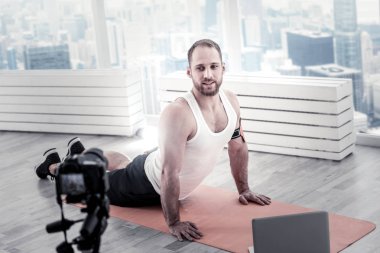 Karın kasları germe erkek blogger ilham