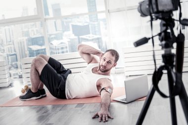 Yakışıklı erkek blogger perfecting abs