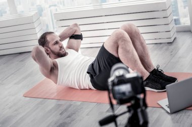 Sakallı erkek blogger egzersizi yapma