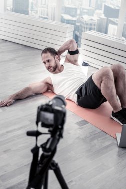 Çekici erkek blogger çatırdayan gerçekleştirme