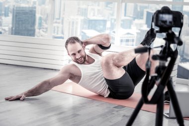 Mutlu erkek blogger eğitim abs